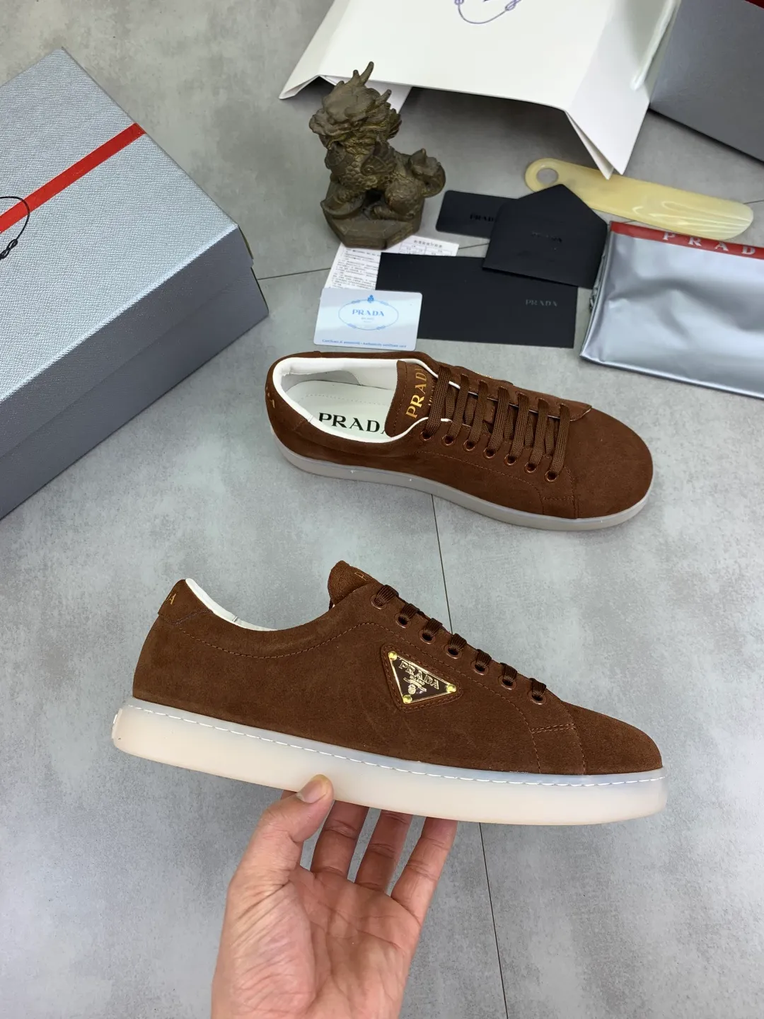 Men's shoes 💰P540💰【New model】The hot model is on the official website, 🆘 The trendy brand (Prada) mainly promotes the hot model, the avant-garde and versatile fashion men's shoes are privately modeled, the cowhide surface is spliced 1:1.. The fashion is simple, the original imported cowhide lining and the cowhide feet; the atmosphere and personality are more fashionable, eye-catching and pursuing class. It will subvert the old idea and be a must-have for fashion trendsetters with you! Must keep it for yourself! Tall and comfortable, large and low, high-end quality workmanship. Size: 38-45; 3️⃣colors available.